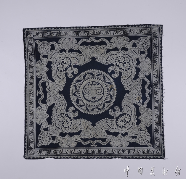 蝙蝠纹蜡染背扇